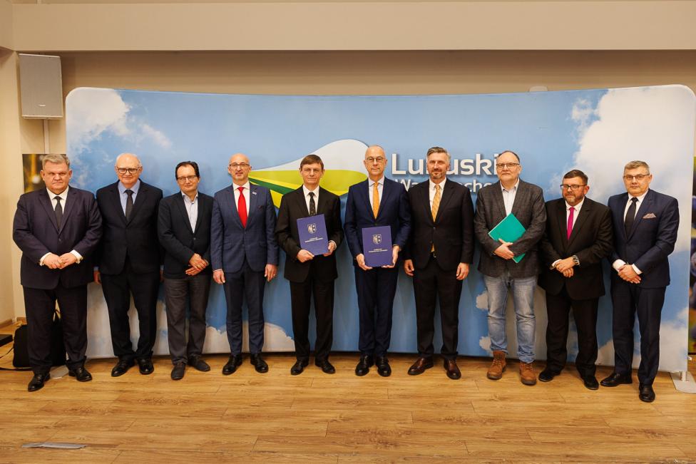 Porozumienie POLSA i Woj. Lubuskiego o współpracy w ramach sektora kosmicznego (fot. Katarzyna Klimkowska, lubuskie.pl) Porozumienie POLSA i Woj. Lubuskiego o współpracy w ramach sektora kosmicznego (fot. Katarzyna Klimkowska, lubuskie.pl)