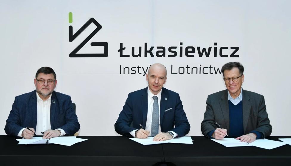 Łukasiewicz-Instytut Lotnictwa, Mieleckie Zakłady Lotnicze oraz DRACO Aircraft podpisały listy intencyjne dotyczące współpracy (fot. Łukasiewicz-Instytut Lotnictwa) Łukasiewicz-Instytut Lotnictwa, Mieleckie Zakłady Lotnicze oraz DRACO Aircraft podpisały listy intencyjne dotyczące współpracy (fot. Łukasiewicz-Instytut Lotnictwa)