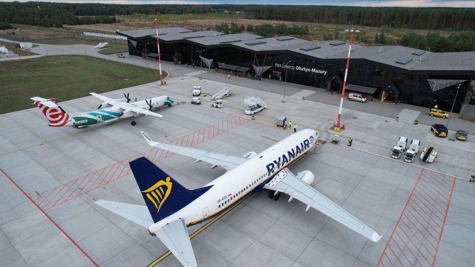 Port Lotniczy Olsztyn-Mazury - samoloty na płycie przed terminalem - widok z góry (fot. Port Lotniczy Olsztyn-Mazury)