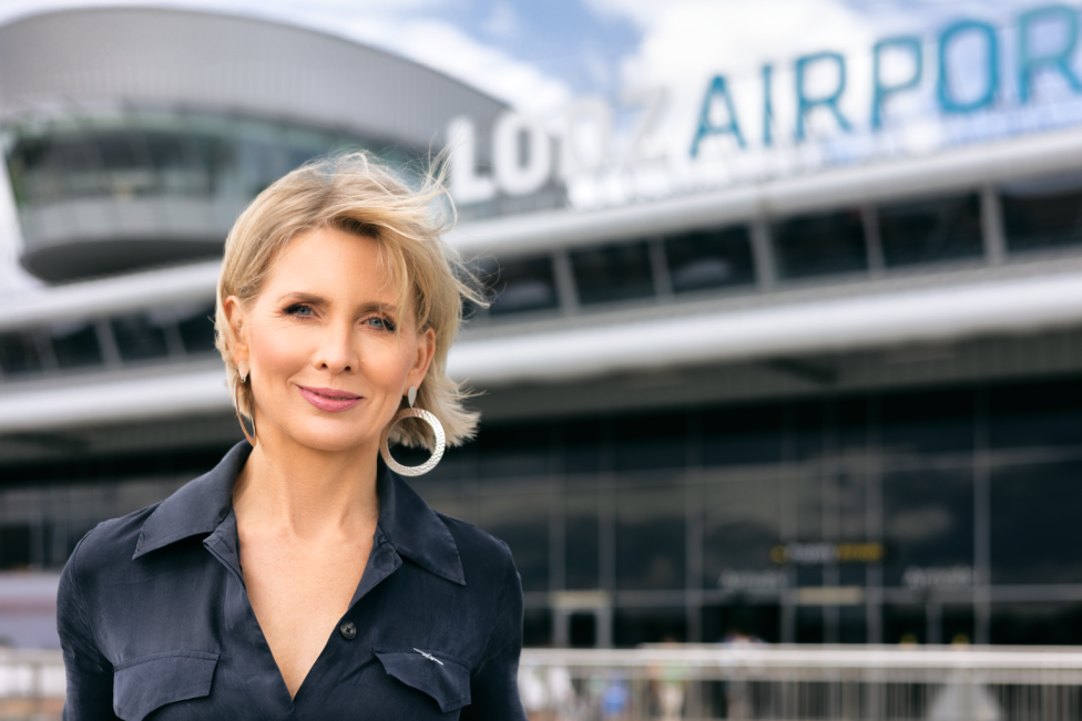 Anna Midera przed terminalem Portu Lotniczego Łódź (fot. Związek Regionalnych Portów Lotniczych)