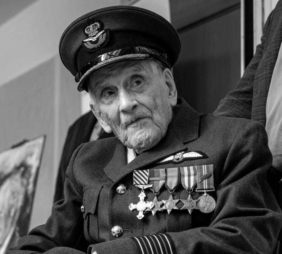 Kapitan John Allman 'Paddy' Hemingway w swoje 105. urodziny (fot. raf.mod.uk, OGL 3, Wikimedia Commons) Kapitan John Allman 'Paddy' Hemingway w swoje 105. urodziny (fot. raf.mod.uk, OGL 3, Wikimedia Commons)