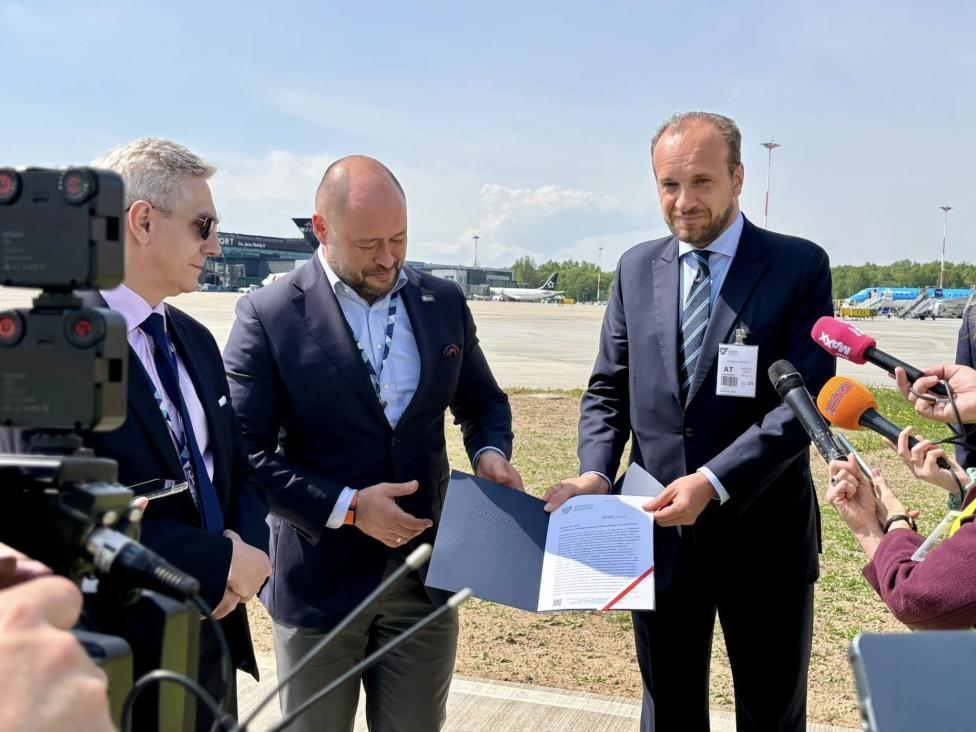 Briefing prasowy dot. przełożeniu potoku Olszanickiego - jednej z inwestycji środowiskowych realizowanych na terenie Krakow Airport (fot. Krakow Airport)