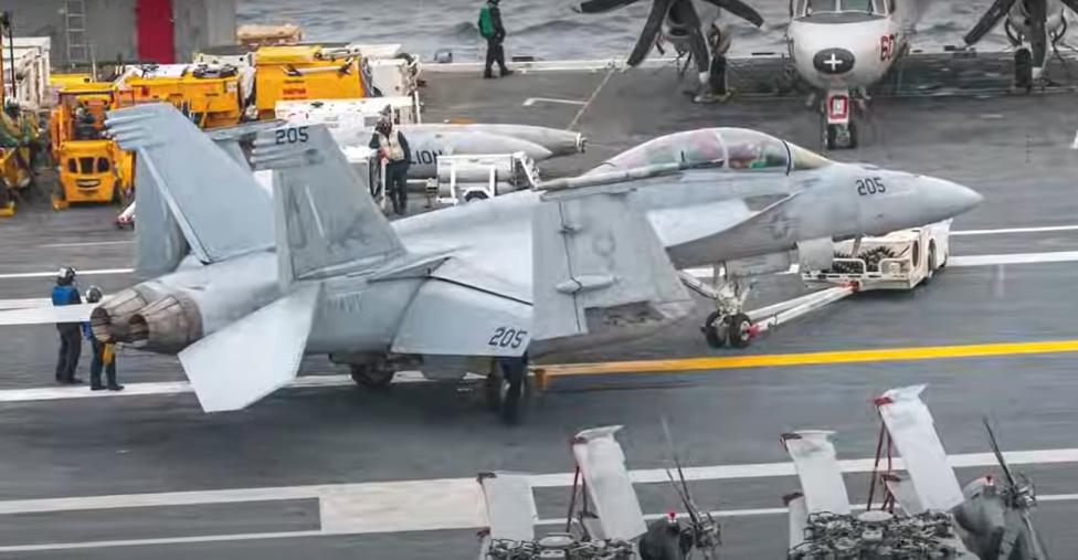 F/A-18E Super Hornet holowany na pokładzie lotniskowca USS Harry S. Truman (fot. kadr z filmu na youtube.com) F/A-18E Super Hornet holowany na pokładzie lotniskowca USS Harry S. Truman (fot. kadr z filmu na youtube.com)