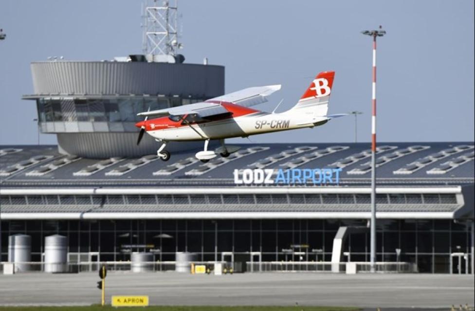 Port Lotniczy Łódź - samolot GA w locie, terminal w tle (fot. Port Lotniczy Łódź) Port Lotniczy Łódź - samolot GA w locie, terminal w tle (fot. Port Lotniczy Łódź)