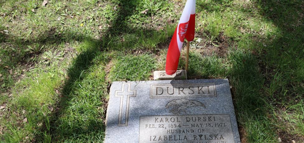 Grób patrona Gdyńskiej Brygady Lotnictwa MW, kmdr. por. pil. Karola Trzaski-Durskiego (fot. kmdr ppor. Marcin Kołodziejski) Grób patrona Gdyńskiej Brygady Lotnictwa MW, kmdr. por. pil. Karola Trzaski-Durskiego (fot. kmdr ppor. Marcin Kołodziejski)