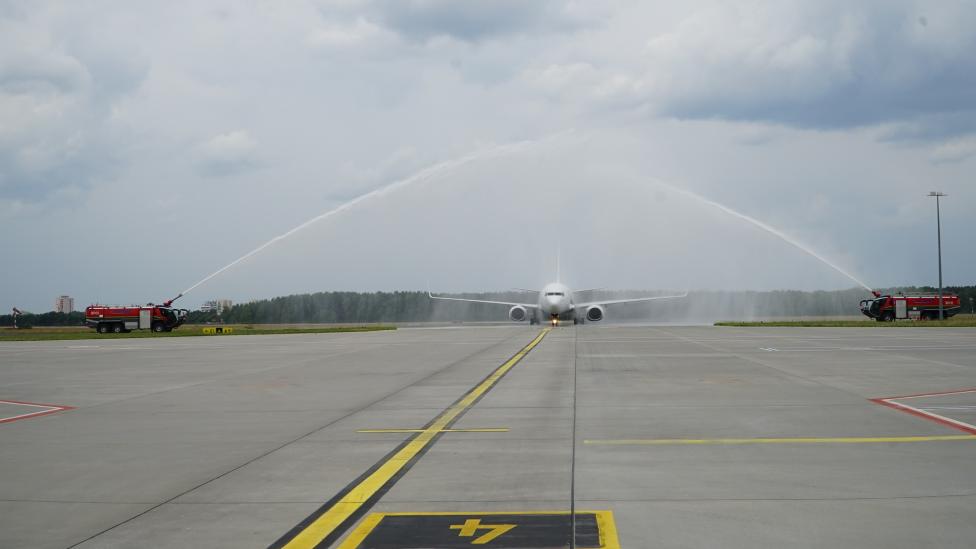 Samolot tureckiej linii  Mavi Gök Airlines powitany salutem wodnym w Porcie Lotniczym Bydgoszcz (fot. Port Lotniczy Bydgoszcz)