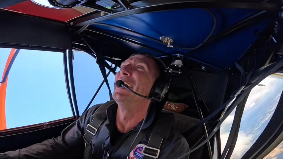 Łukasz Kadziewicz w samolocie Łukasza Czepieli (fot. kadr z filmu na youtube.com)
