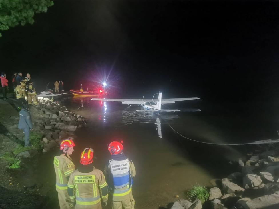 Akcja wyciągania samolotu Cessna 172N Skyhawk z Jeziora Międzybrodzkiego (fot. Komenda Powiatowa PSP w Żywcu, Facebook) Akcja wyciągania samolotu Cessna 172N Skyhawk z Jeziora Międzybrodzkiego (fot. Komenda Powiatowa PSP w Żywcu, Facebook)