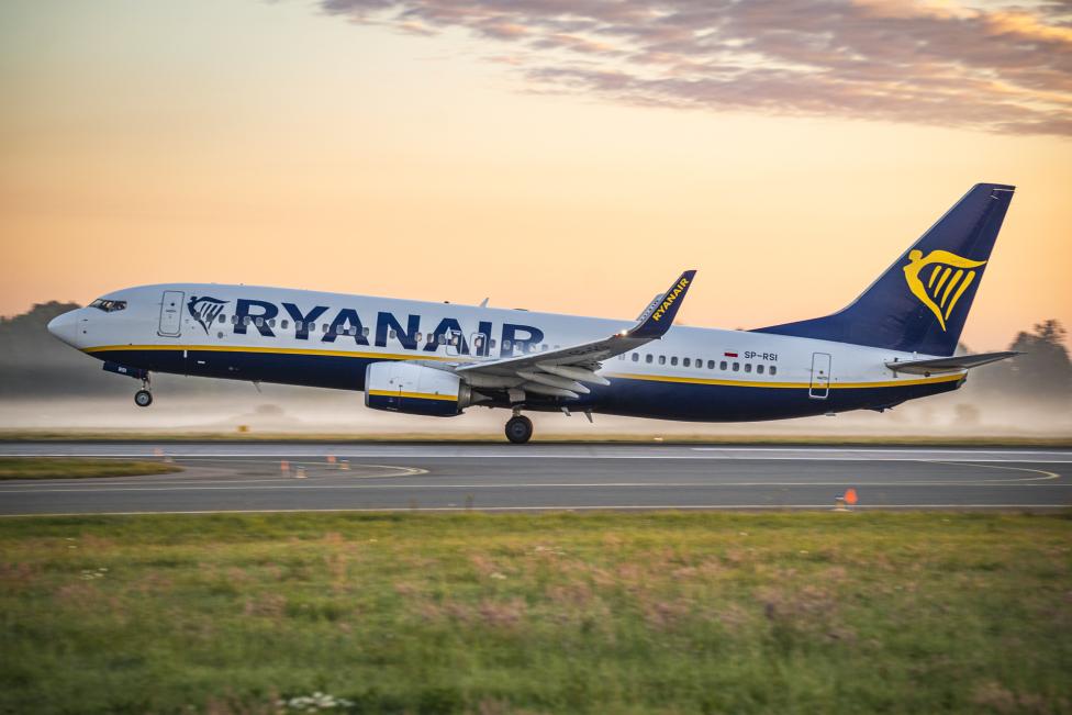 B737-800 linii lotniczych Ryanair - start (fot. Piotr Adamczyk)