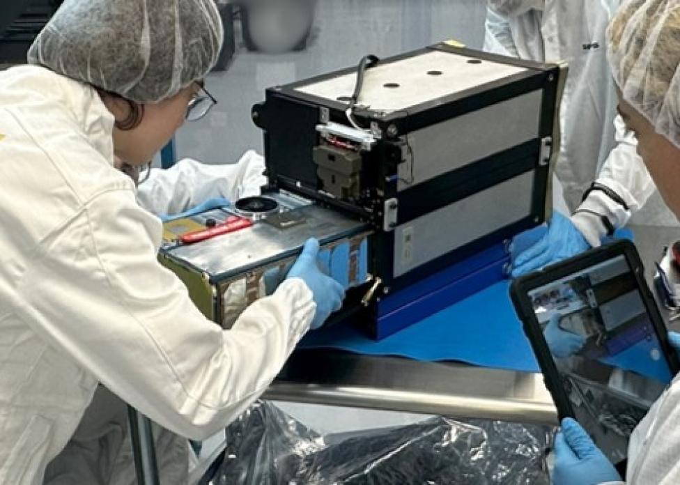 Finalna instalacja satelity PW6U w module launchera (fot. SatRev) Finalna instalacja satelity PW6U w module launchera (fot. SatRev)