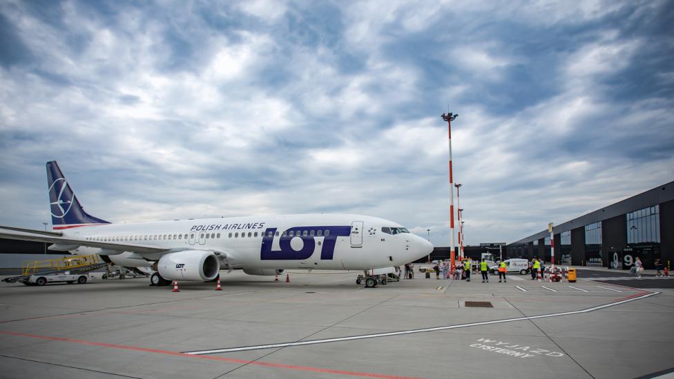 Lotnisko Warszawa-Radom - samolot LOT-u na płycie przed terminalem (fot. lotniskowarszawa-radom.pl) Lotnisko Warszawa-Radom - samolot LOT-u na płycie przed terminalem (fot. lotniskowarszawa-radom.pl)