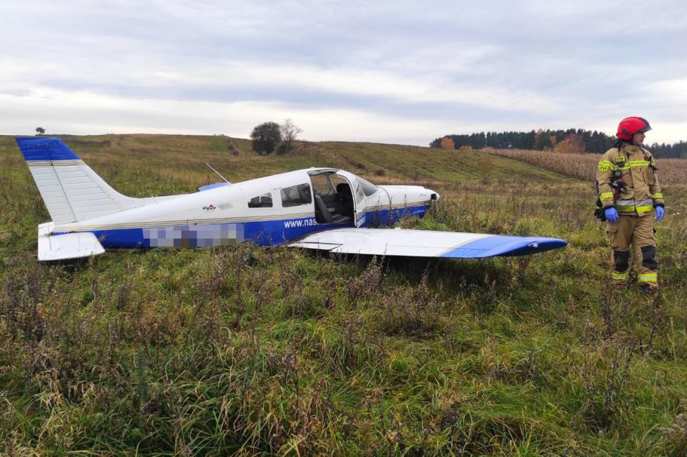 Miejsce awaryjnego lądowania samolotu Piper PA-28 w okolicy Trelkowa (fot. KPP w Szczytnie)