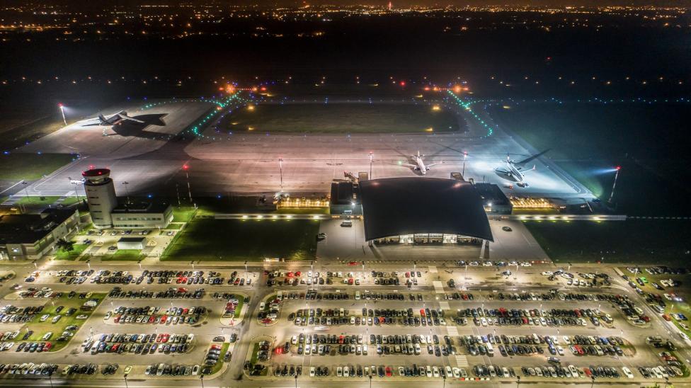 Port Lotniczy Rzeszów-Jasionka - widok z góry w nocy (fot. fotoair.com.pl)