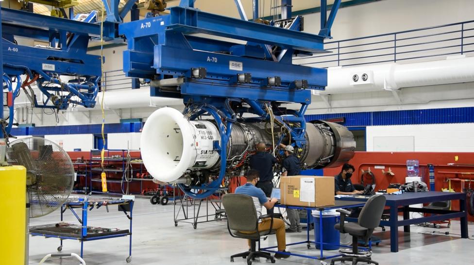 Prace przy silniku F110 (fot. GE Aerospace)