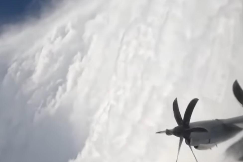 Samolot w oku huraganu Melissa, fot. youtube Samolot w oku huraganu Melissa, fot. youtube