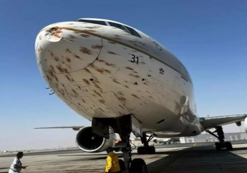 Skutki bird strike w B777 Saudia Arabia, fot. The Economic Times Skutki bird strike w B777 Saudia Arabia, fot. The Economic Times