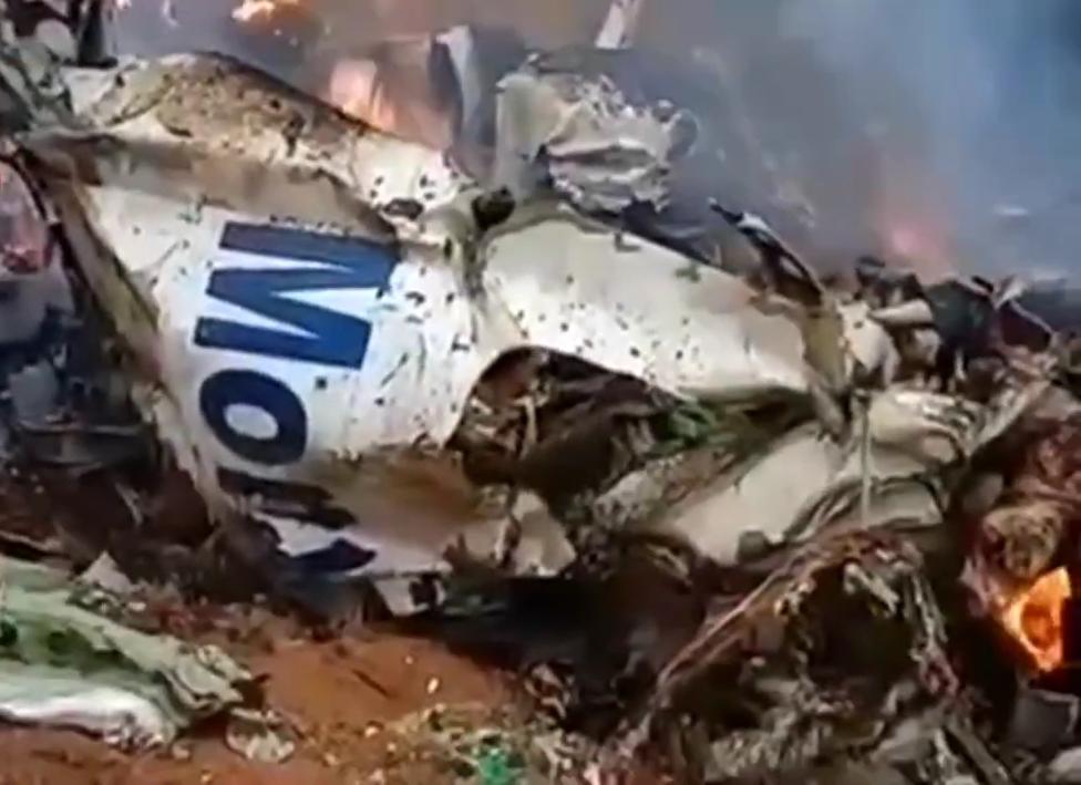 Wrak samolotu Cessna 208B Grand Caravan (5Y-CCA) (fot. kadr z filmu na youtube.com) Wrak samolotu Cessna 208B Grand Caravan (5Y-CCA) (fot. kadr z filmu na youtube.com)