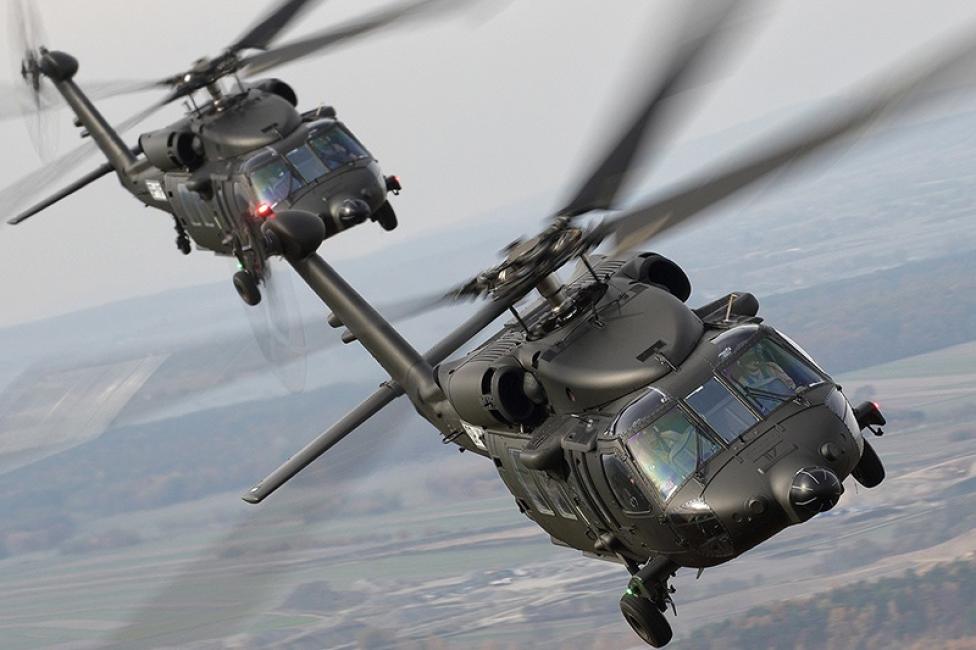 Dwa śmigłowce S-70i Black Hawk - widok z przodu (fot. Agencja Uzbrojenia)