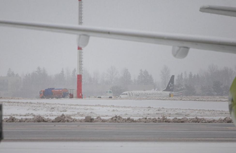 ERJ-170 linii LOT po wypadnięciu z pasa w Wilnie, fot. lrt_lt