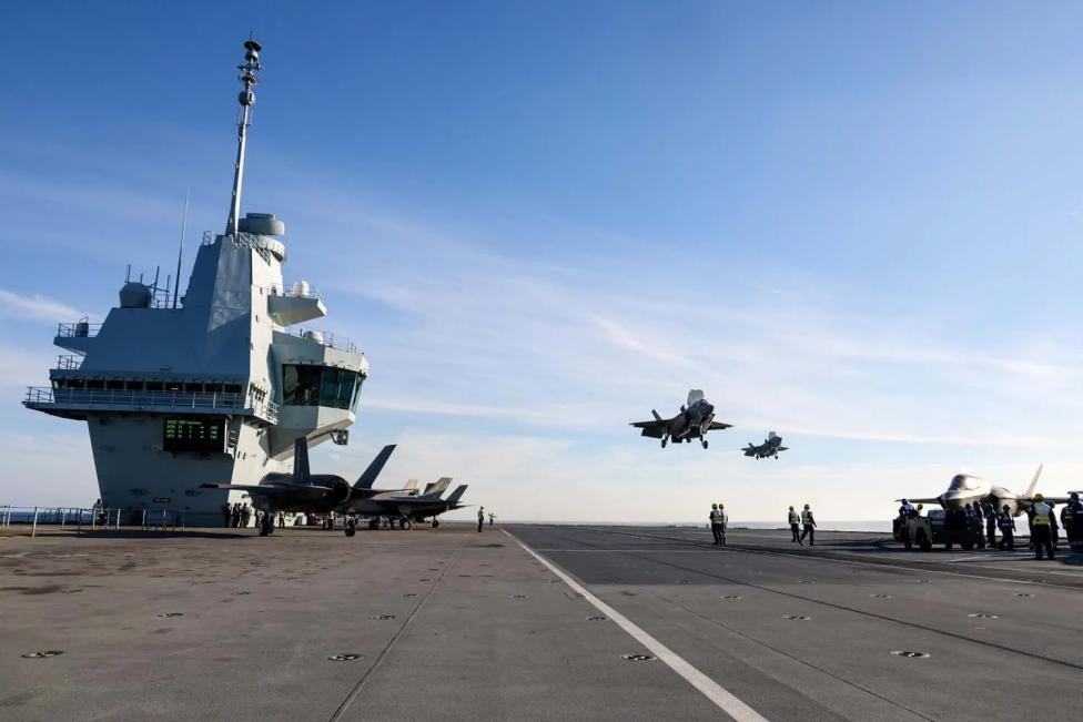 F-35 nad i na pokładzie lotniskowca Royal Navy HMS Prince of Wales (fot. Royal Navy)