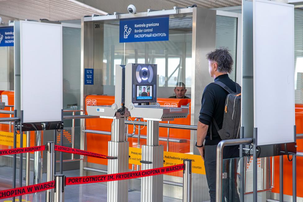 Funkcjonariusz Straży Granicznej podczas kontroli granicznej na Lotnisku Chopina - system Entry-Exit (fot. Straż Graniczna)