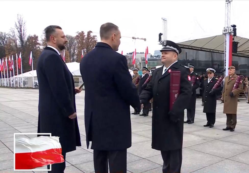 Gen. bryg. pil. Krzysztof Zwoliński odbiera awans z rąk Karola Nawrockiego, Prezydenta RP (fot. 56. Baza Lotnicza, Facebook)
