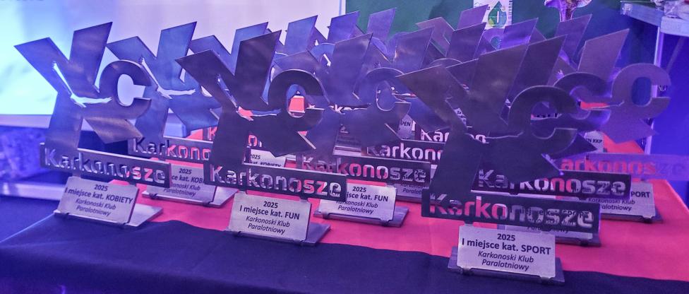 Karkonosze XC 2025 - statuetki (fot. Karkonoski Klub Paralotniowy)