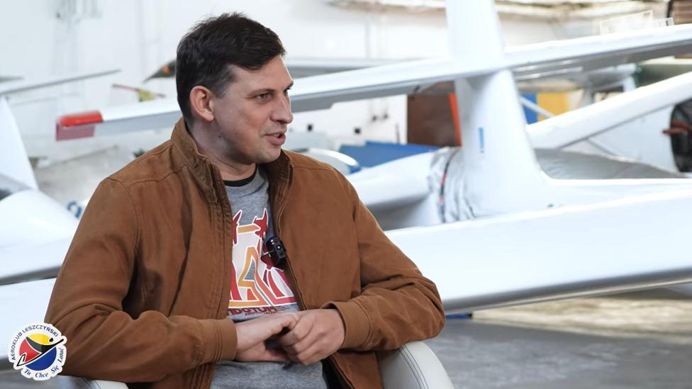 Michał Graczyk w hangarze w Lesznie - szybowce w tle (fot. Aeroklub Leszczyński)