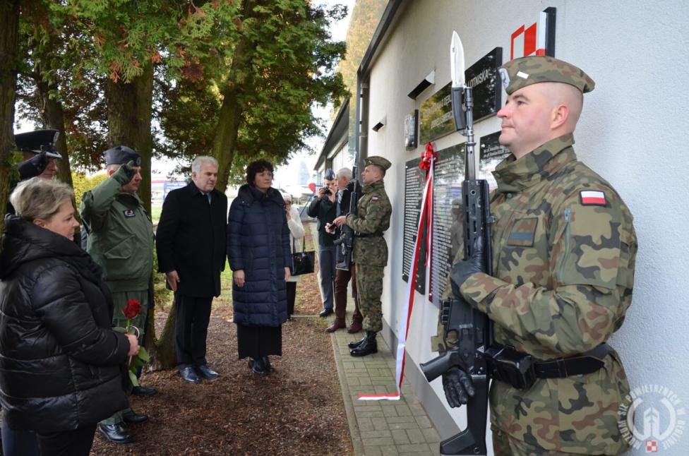 Odsłonięcie tablicy 'Wystartowali z dęblińskiego lotniska - zginęli śmiercią lotnika' (fot. Muzeum Sił Powietrznych)