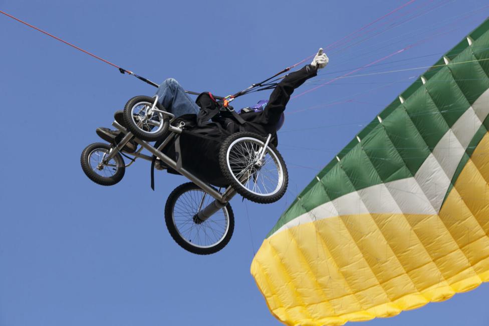 Paralotniarz z niepełnosprawnością (fot. Fundacja PODAJ DALEJ)