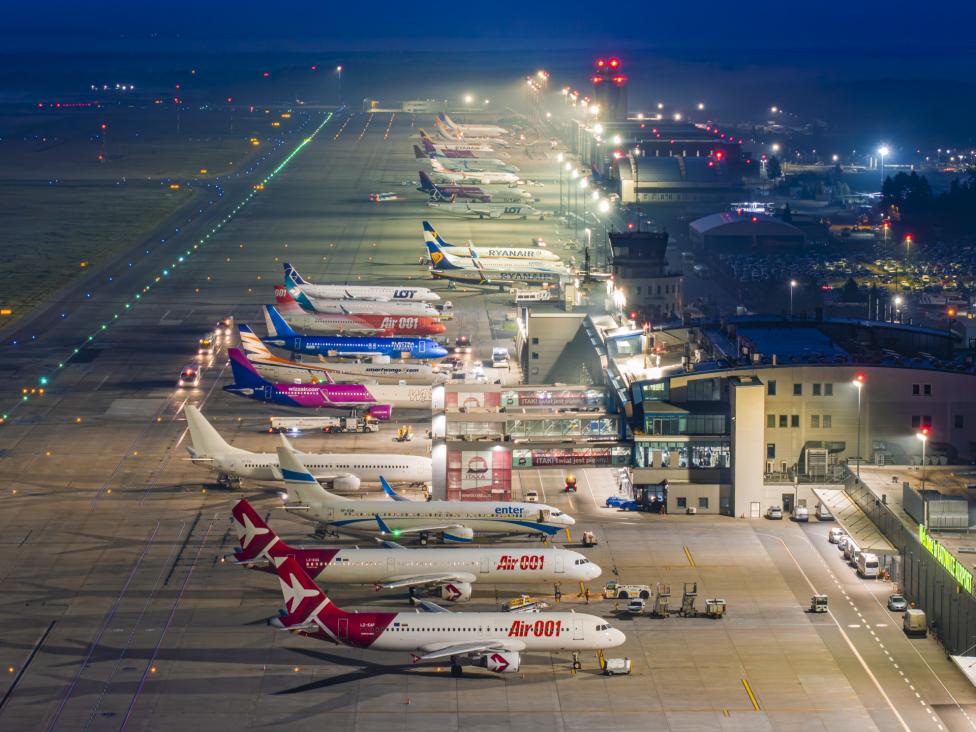 Port Lotniczy Katowice nocą - widok z góry na płytę i samoloty (fot. Piotr Adamczyk)