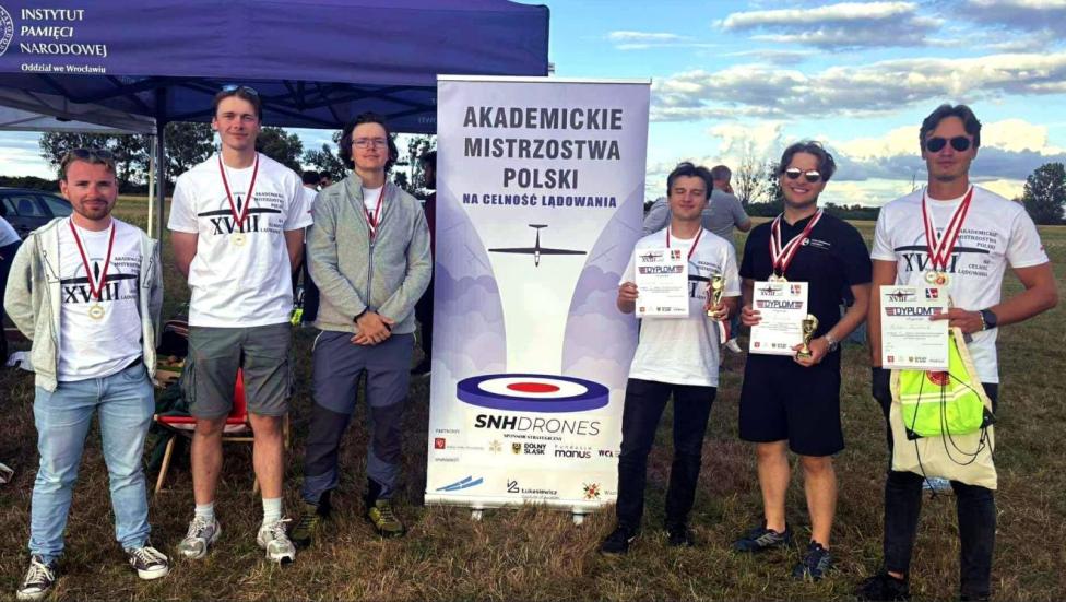 Reprezentanci Politechniki Warszawskiej w XVIII Akademickich Mistrzostw Polski na Celność Lądowania (fot. Politechnika Warszawska)