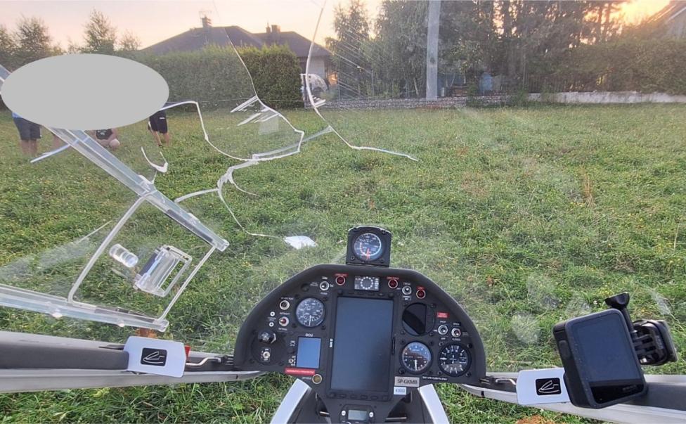 Rozbite oszklenie osłony kabiny szybowca Diana 4E (fot. PKBWL)