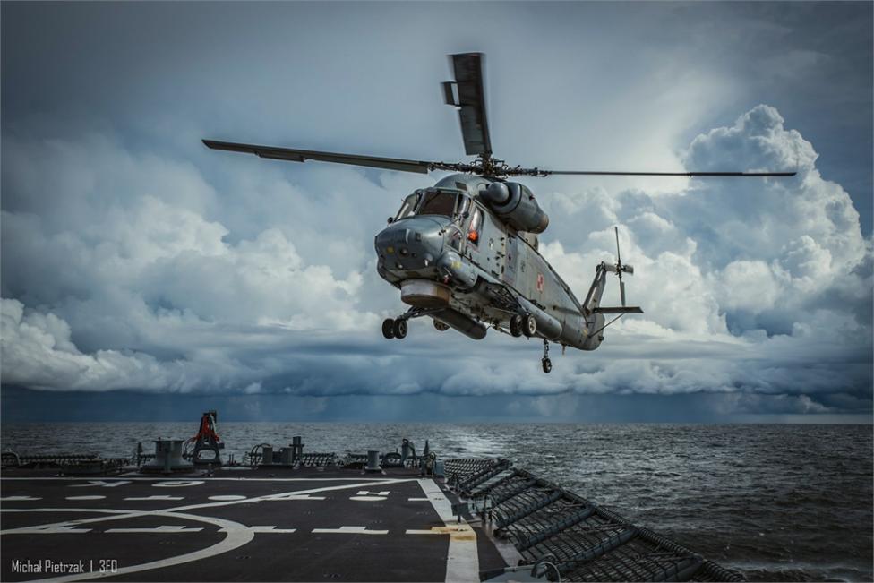 SH-2G ląduje na lądowisku fregaty (fot. bsmt Michał Pietrzak)