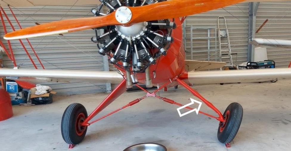 Samolot Hatz Classic ze zdeformowaną golenią podwozia. Strzałką pokazano miejsce uszkodzenia (fot. użytkownik samolotu, z raportu PKBWL)