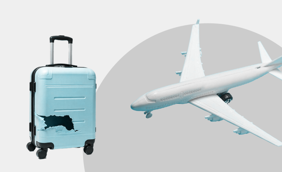 Samolot pasażerski i uszkodzony bagaż (fot. UOKiK)