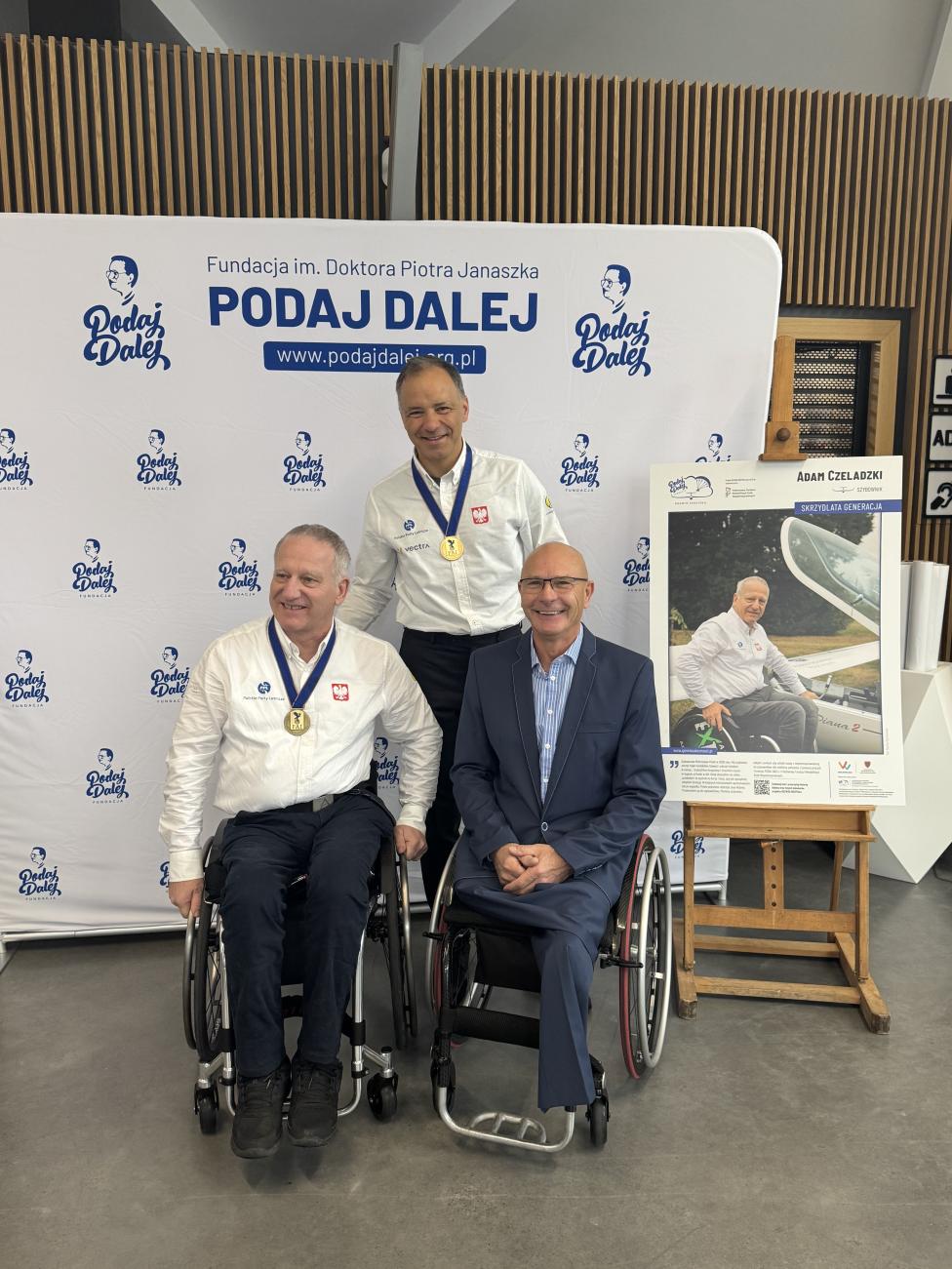 Szybownicy Adam Czeladzki i Waldemar Woźniak z wielokrotnym  Mistrzem Świata Sebastianem Kawą (fot. Fundacja PODAJ DALEJ)