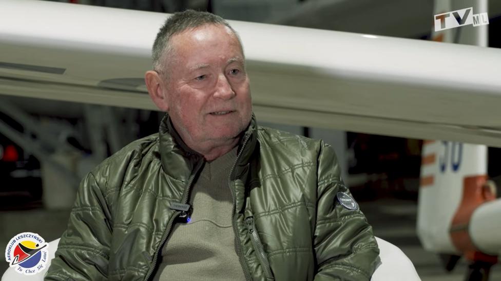 Tomasz Krok w hangarze w Lesznie (fot. Aeroklub Leszczyński)