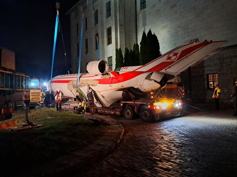 Transport samolotu Jak-40 (numer boczny 044) (fot. Wolontariat techniczny Muzeum Wojska Polskiego - warszawska Cytadela, Facebook)