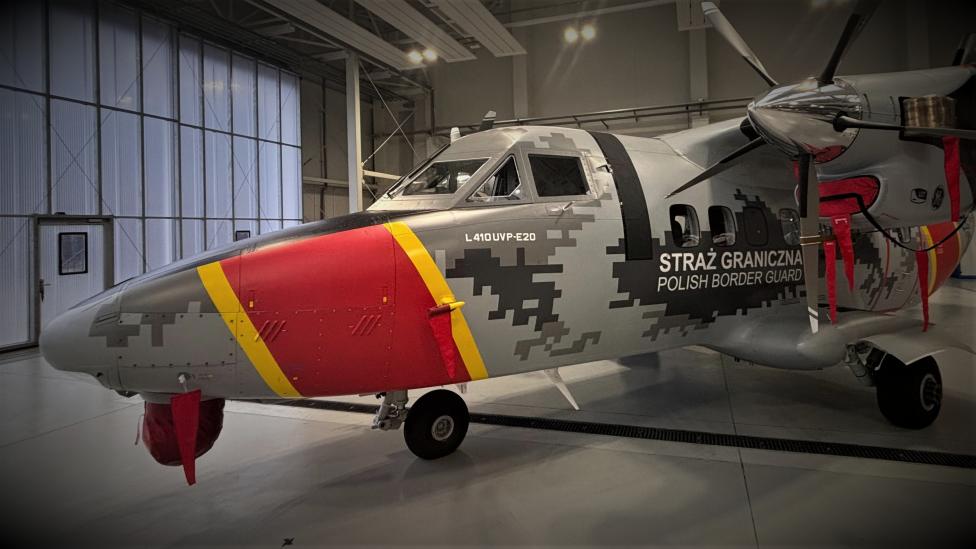 Turbolet L-410 Straży Granicznej w hangarze (fot. Straż Graniczna)