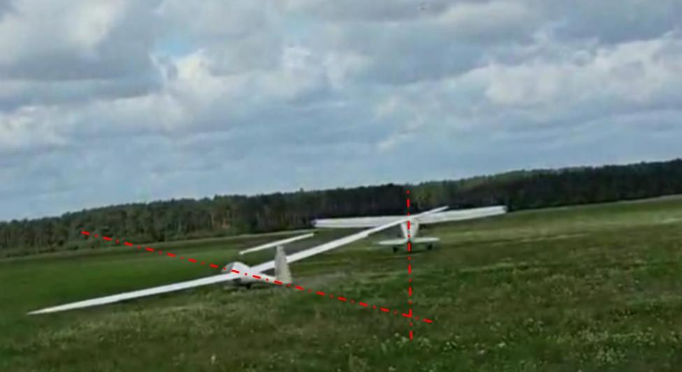 Utrata kierunku i równowagi poprzecznej szybowca SZD-55-1 Promyk tuż po rozpoczęciu rozbiegu (fot. użytkownik, PKBWL)