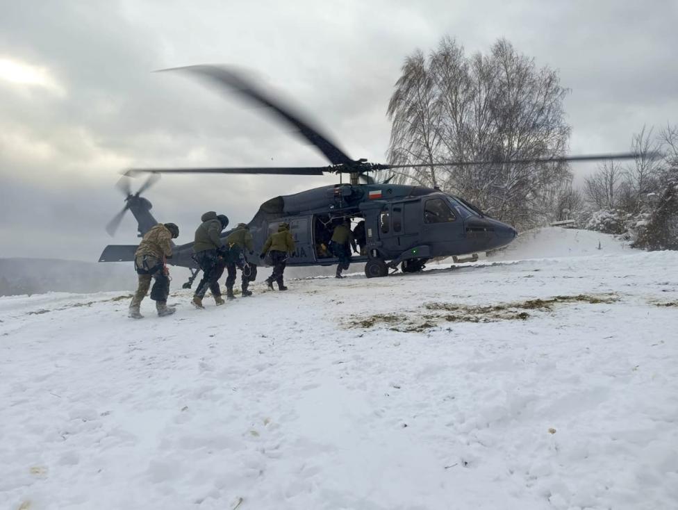 Ćwiczenia kontrterrorystów nad Soliną z udziałem śmigłowca S-70i Black Hawk (fot. Policja)
