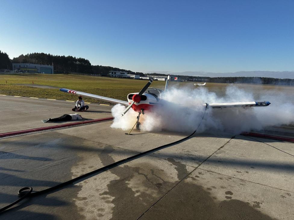 Akcja służb ratowniczych na lotnisku w Przylepie (fot. Straż Pożarna Zielona Góra, Facebook)