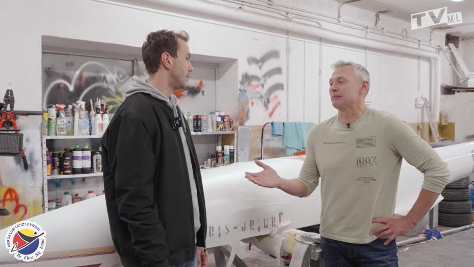 Jakub Lisowski i Łukasz Grass przy szybowcu Jantar w warsztacie (fot. kadr z filmu na youtube.com)