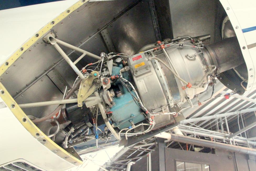 Jednostka APU Honeywell GTCP36 zamontowana w ogonie samolotu biznesowego (fot. YSSYguy at English Wikipedia, CC BY-SA 4.0, Wikimedia Commons)