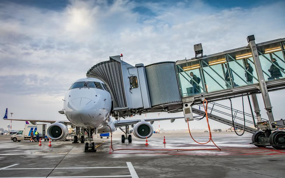 Lotnisko Chopina - samolot przy rękawie (fot. Lotnisko Chopina)