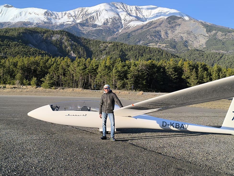 Paweł Wojciechowski przed szybowcem (fot. Aeroklub Leszczyński)