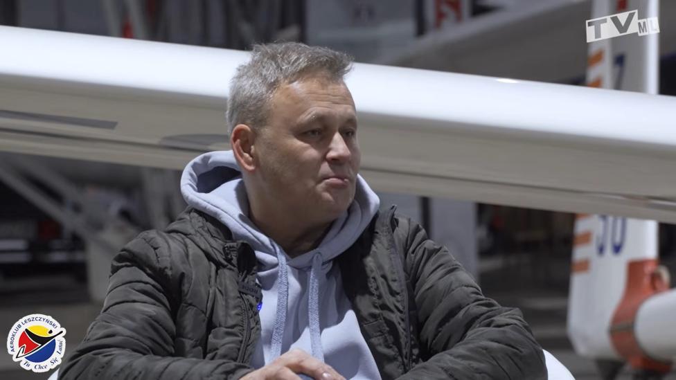 Paweł Wojciechowski w hangarze w Lesznie (fot. Aeroklub Leszczyński)
