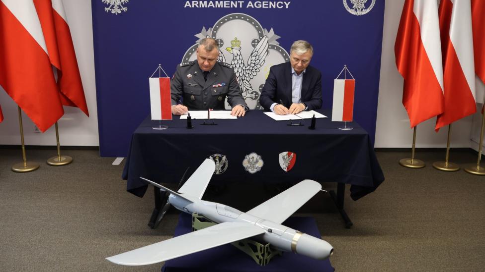 Podpisanie kontraktu na zakup zestawów amunicji krążącej WARMATE (fot. Agencja Uzbrojenia)