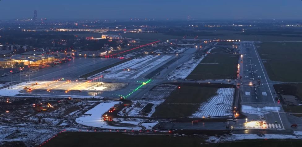 Port Lotniczy Wrocław - widok z góry na prace na lotnisku (fot. kadr z filmu STRABAG Polska, Facebook)